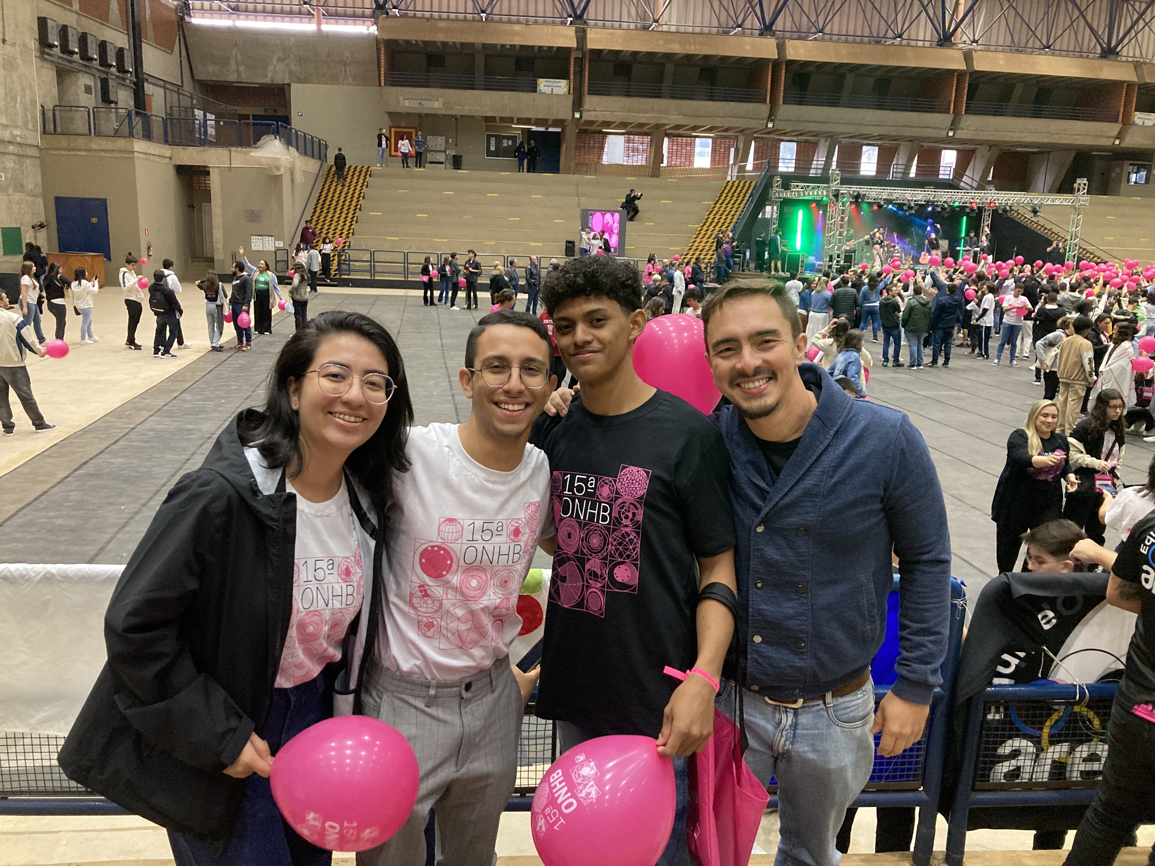 Lara Saywry Matsuura, Filipe Antunes Miranda, Adre Novais Xavier Rodrigues e o professor Rainer Gonçalves durante premiação na Unicamp